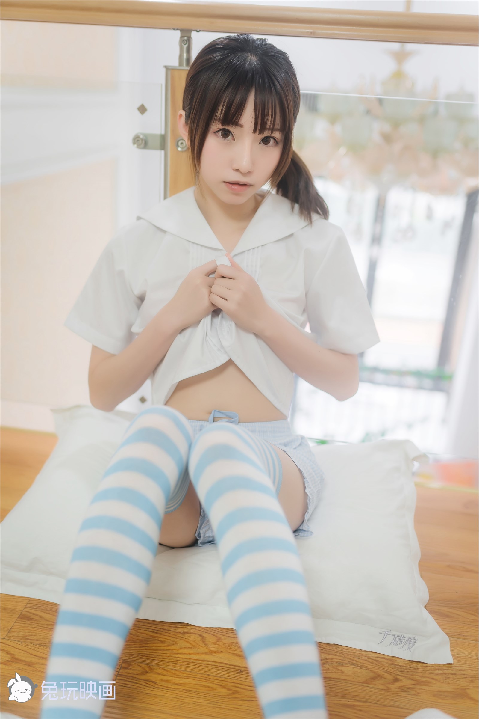 Rabbit Play Image VOL.049 Blue and White Striped Socks(5)